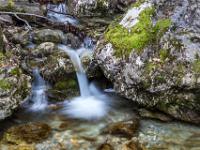 Kaskade zwischen bemoosten Felsen